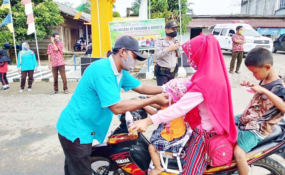 Keluarga Besar SDN 07 Penarik Bagi-bagi Masker