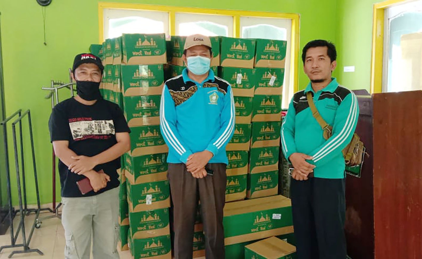 DMI dan Kankemenag Bagikan 165 Paket Disinfektan