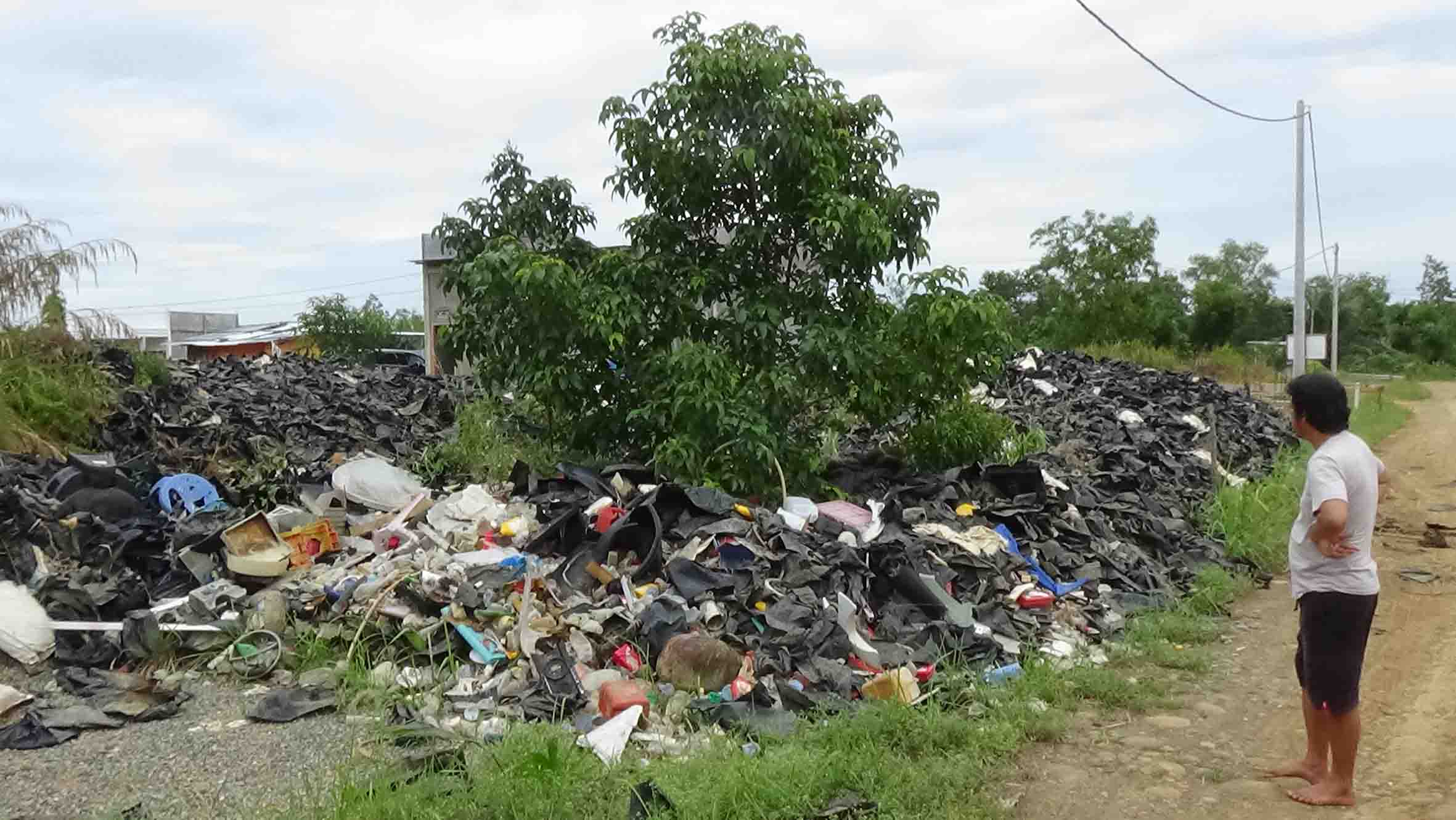 Tumpukan Sampah Resahkan Warga