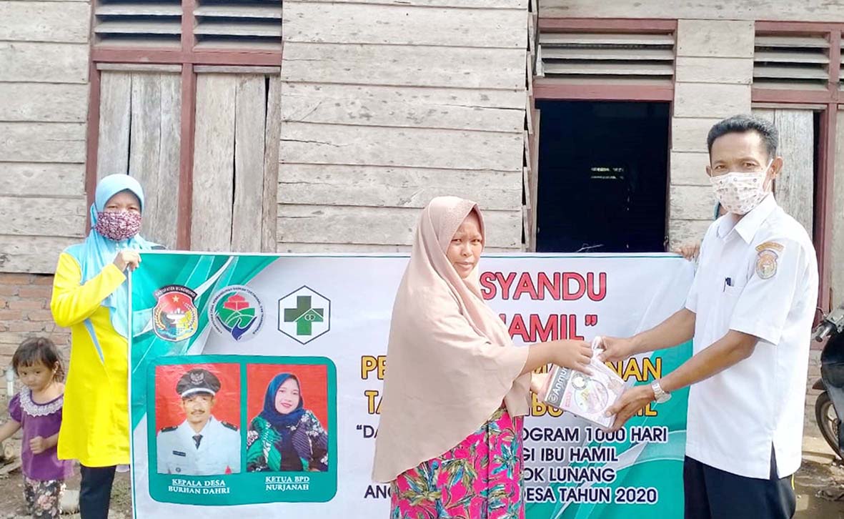 Pemdes Pondok Lunang Bagikan Makanan Tambahan