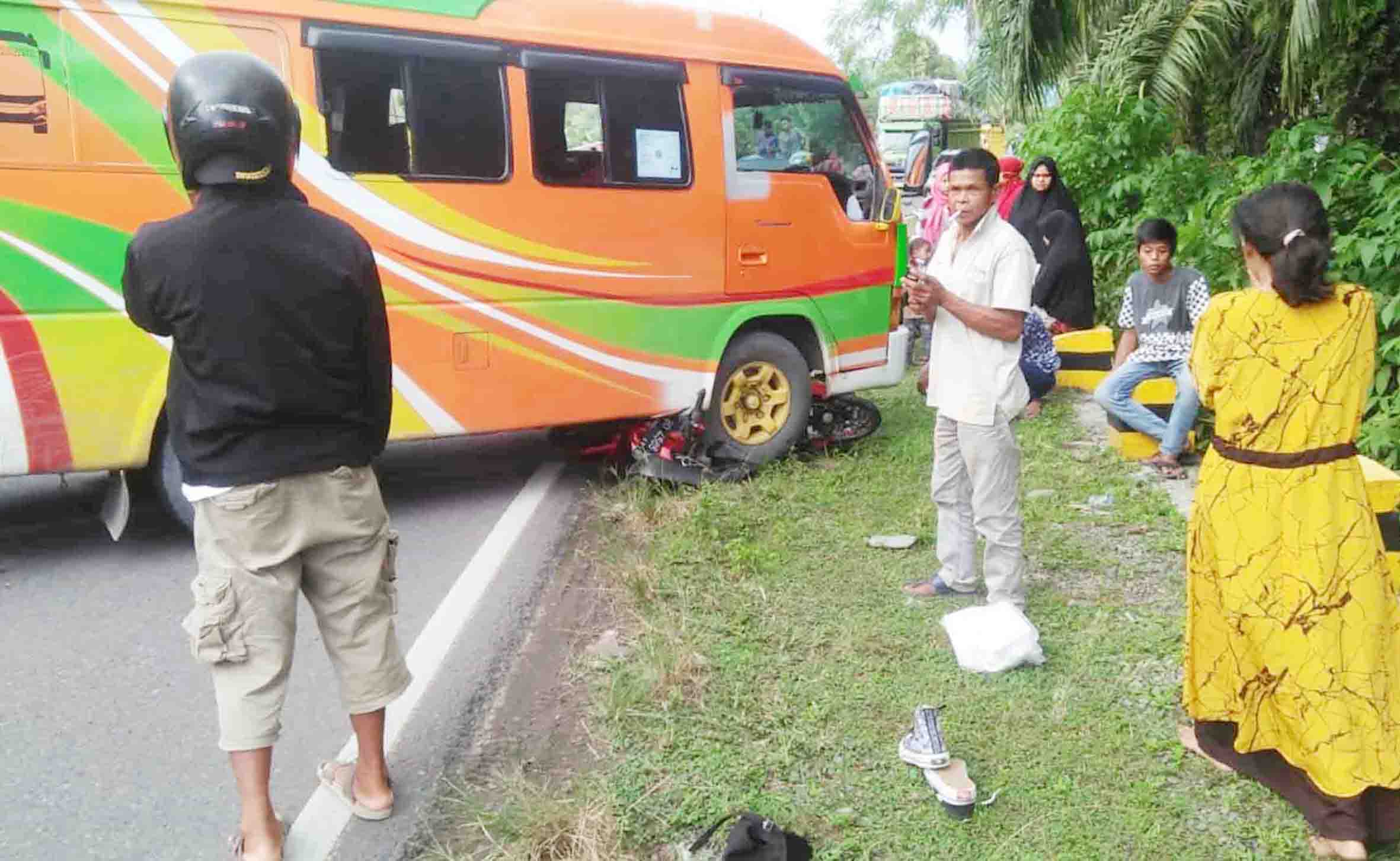 Tabrakan, Motor Beat Tergilas Roda Safa Marwa