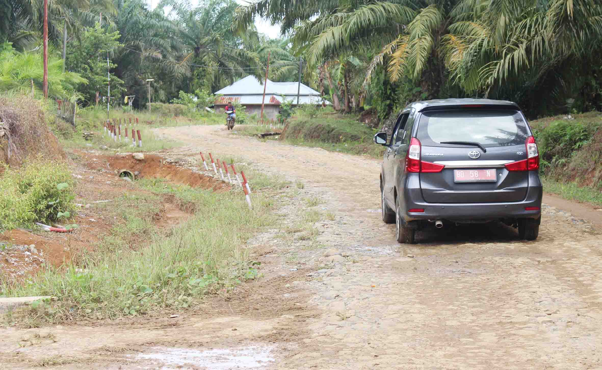 Banyak Jalan Harapan Masyarakat Pondok Suguh Belum Teraspal