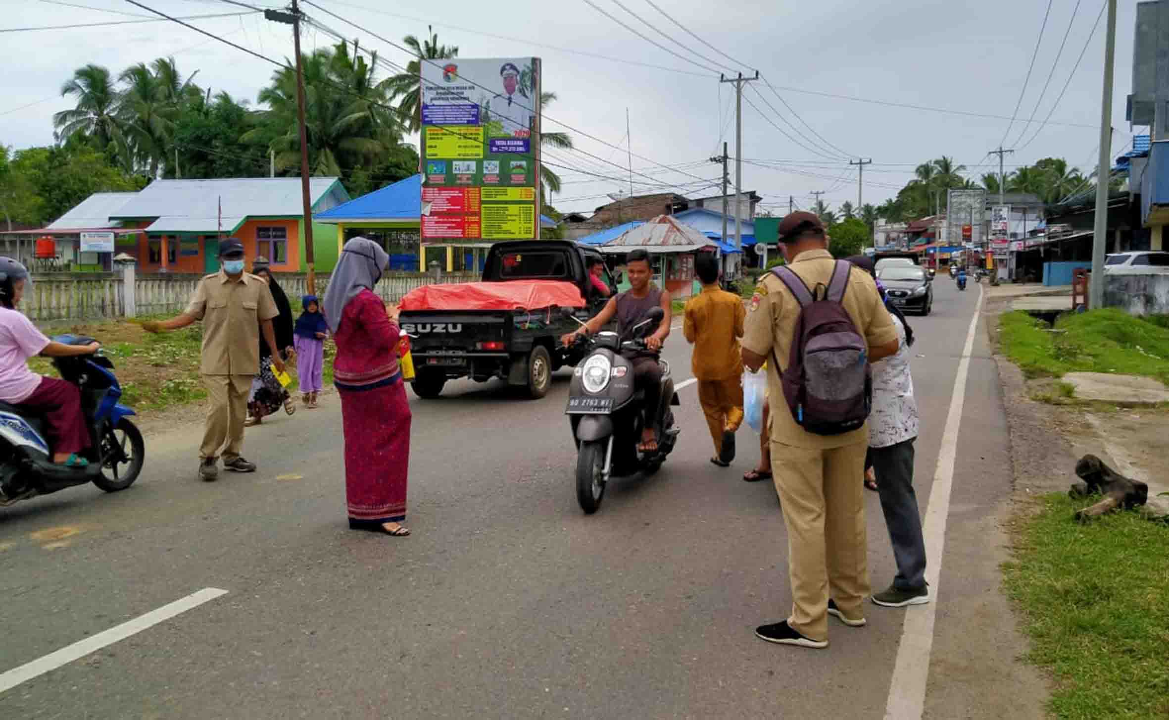 Pemerintah Desa Medan Jaya Bagi-bagi Masker