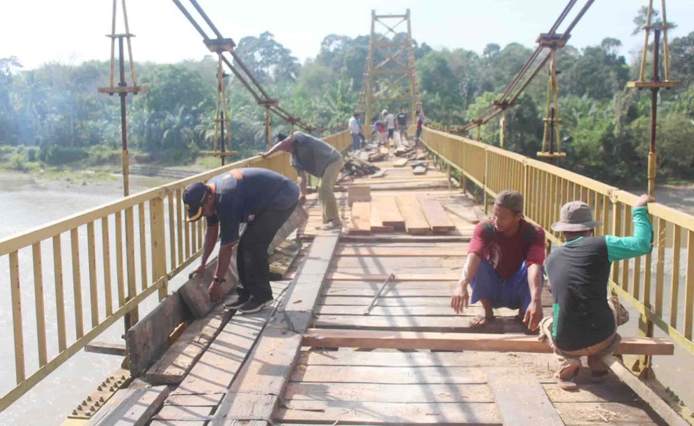 Lantai Jembatan Gantung Sibak Direhab