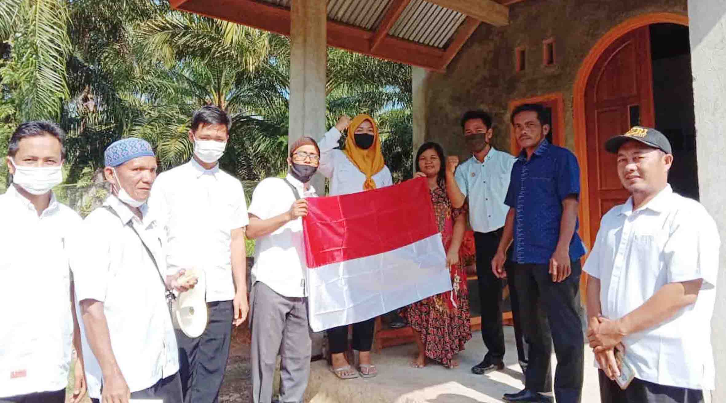 Sambut 17 Agustus, Warga Pondok Panjang Diberi Bendera