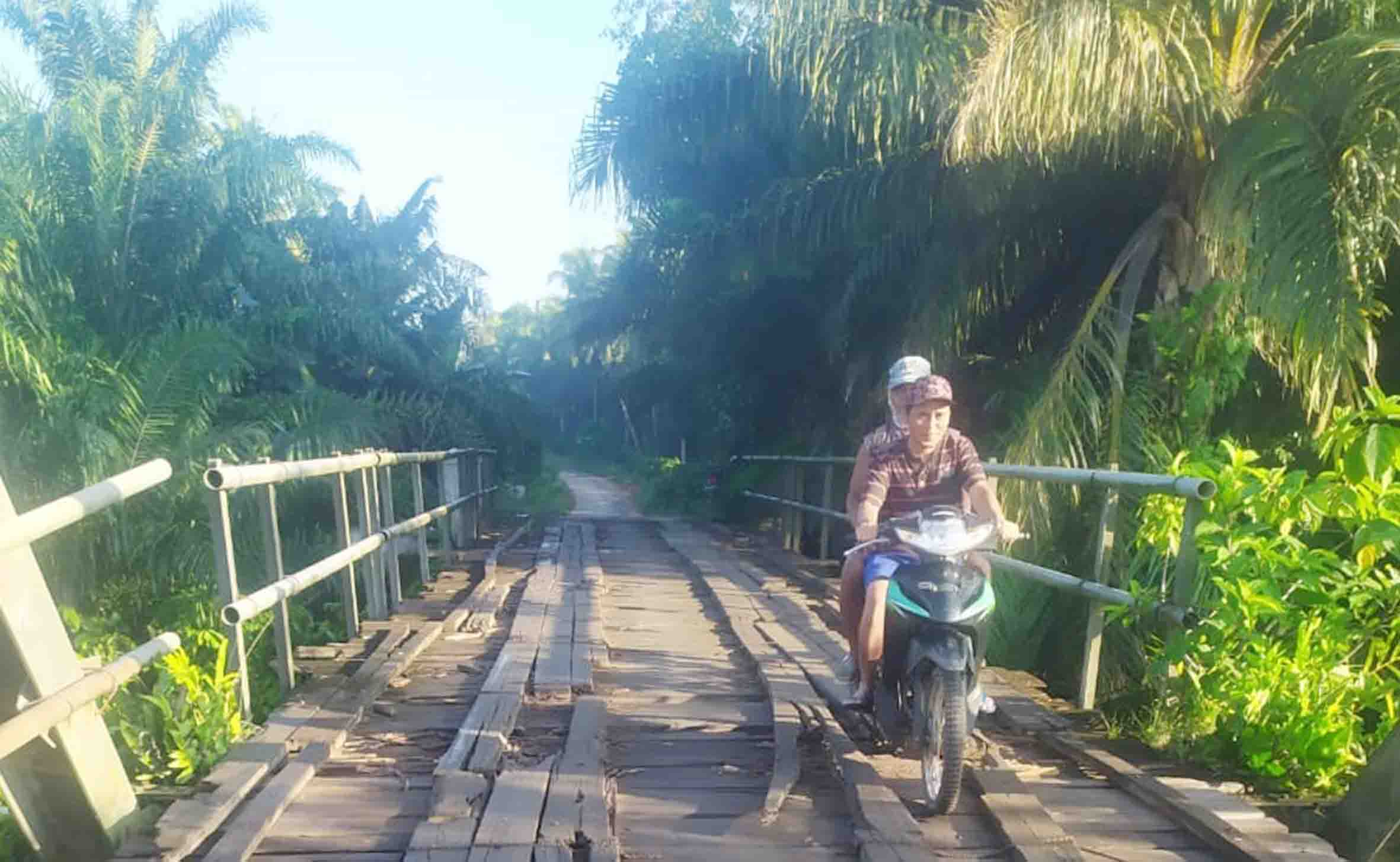 Lantai Jembatan Penghubung Desa Rapuh