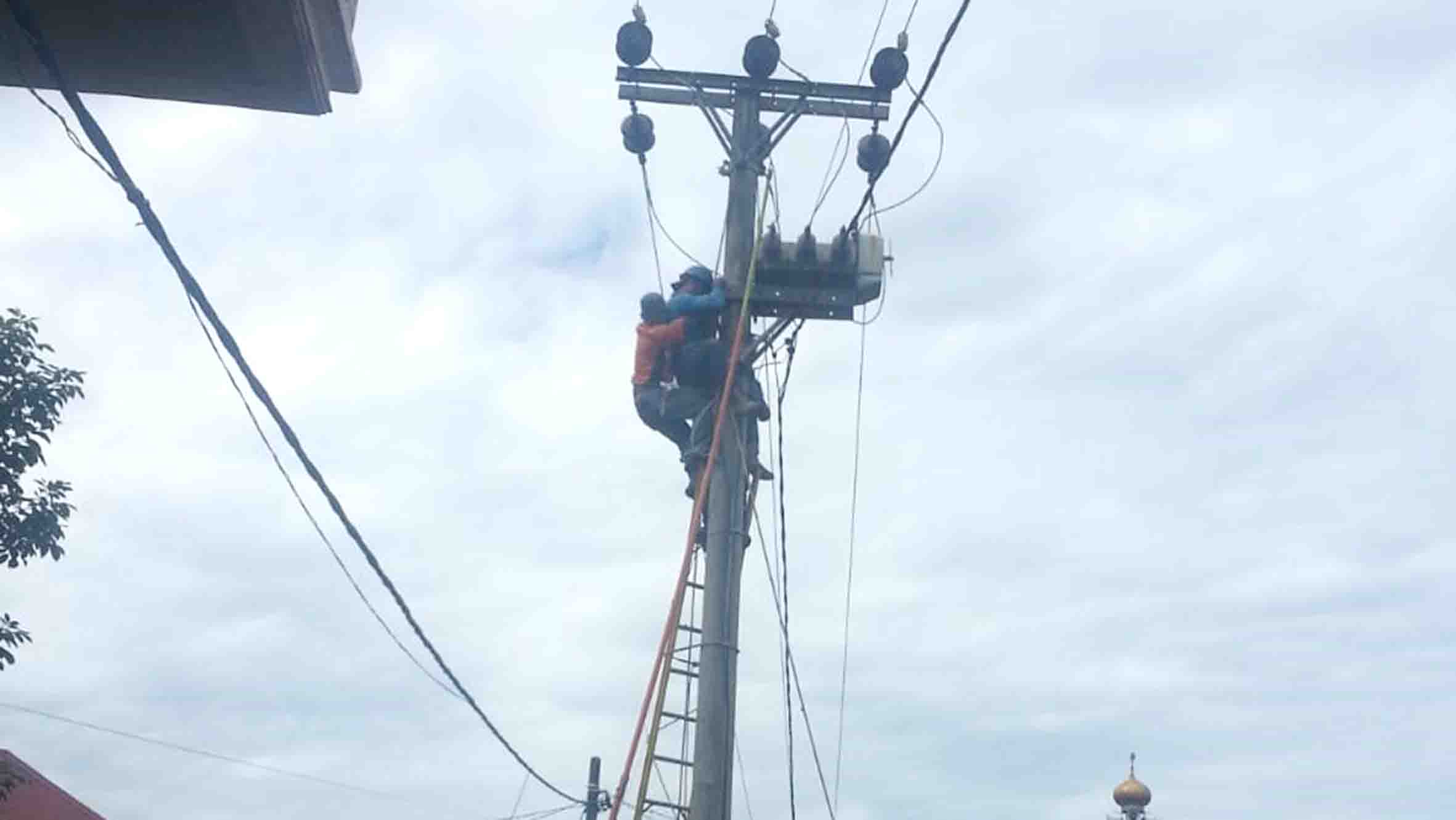 Petugas PLN Nyaris Tewas Kesetrum