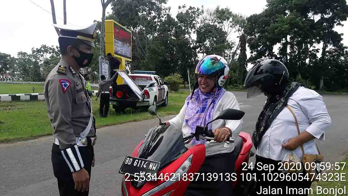 Satlantas Polres Mukomuko Tegur Pengendara Tanpa Masker