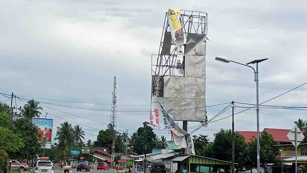 Agusrin – Imron Lolos, Billboard Raksasa Bergambar Petahana Tampak Tertunduk