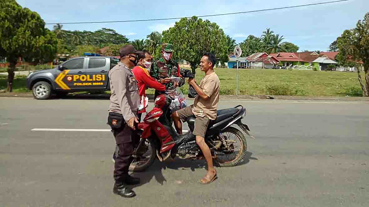 Peringatan HKN, Dinkes Mukomuko Bagi-bagi Masker