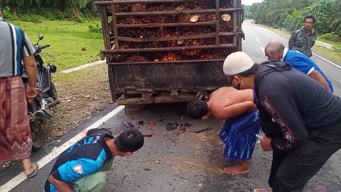 Tabrak Mobil Parkir, Warga Dusun Pulau Tewas