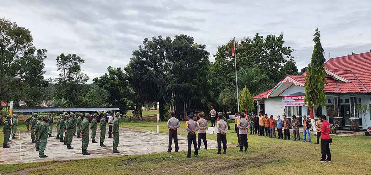 Polsek Penarik Gelar Apel Bersama Anggota Linmas