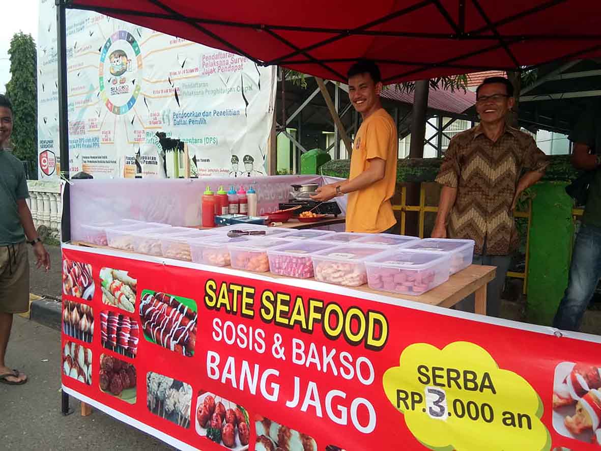 Kuliner Bang Jago Bundaran Mukomuko, Tawarkan Sosis Terenak