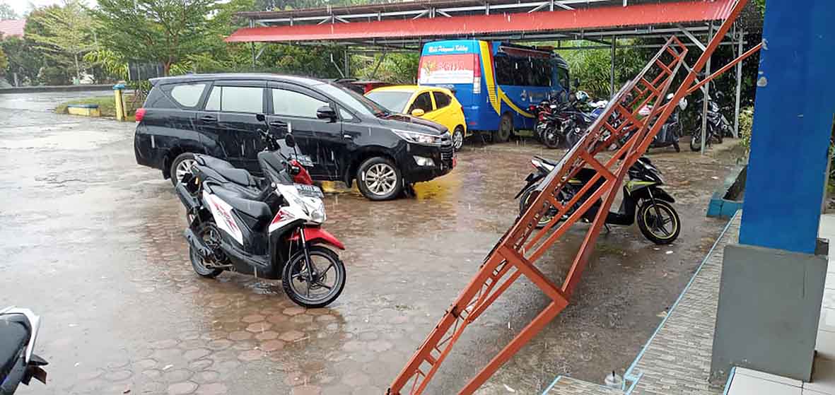 Kepala Bappelitbang Nyaris Ditimpa Awning Disdukcapil Mukomuko