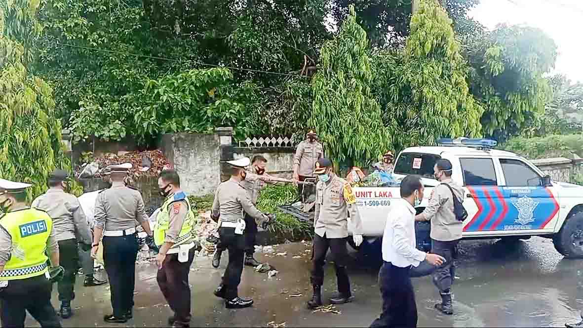 Sampah Menumpuk, Kapolres Mukomuko Turun Tangan