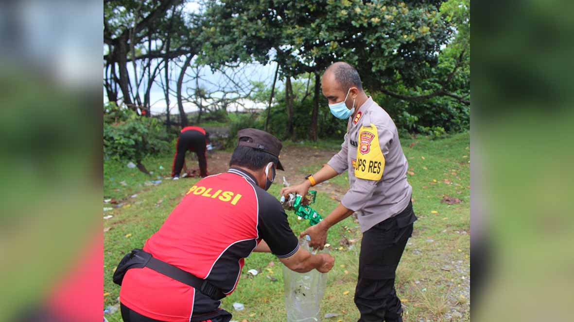 Kodim 0428/MM dan Polres Mukomuko Goro Bersih Pantai