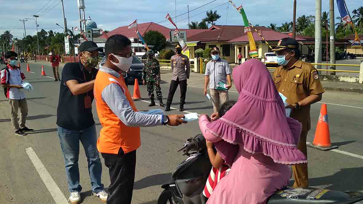 Peringati HPN, Polsek Ipuh Bagikan Masker Gratis