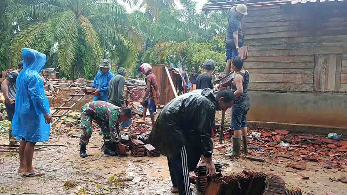 Rumah Warga Sungai Rumbai Tertimpa Pohon