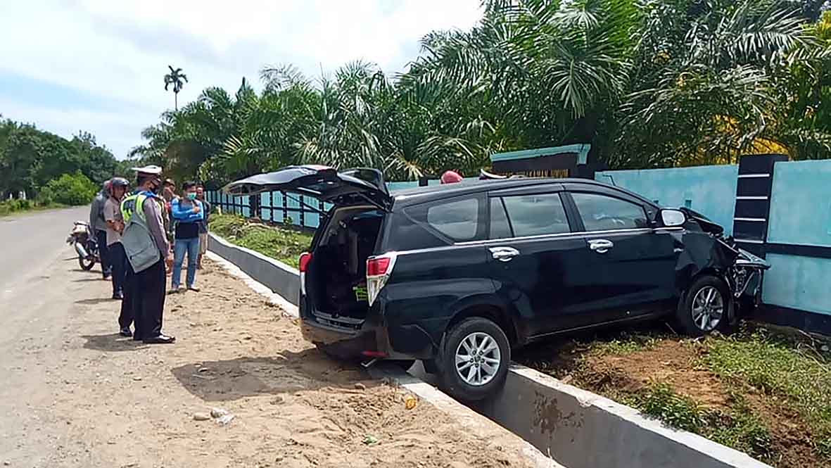 Mobil Pejabat Mukomuko Tabrak Pagar Makam