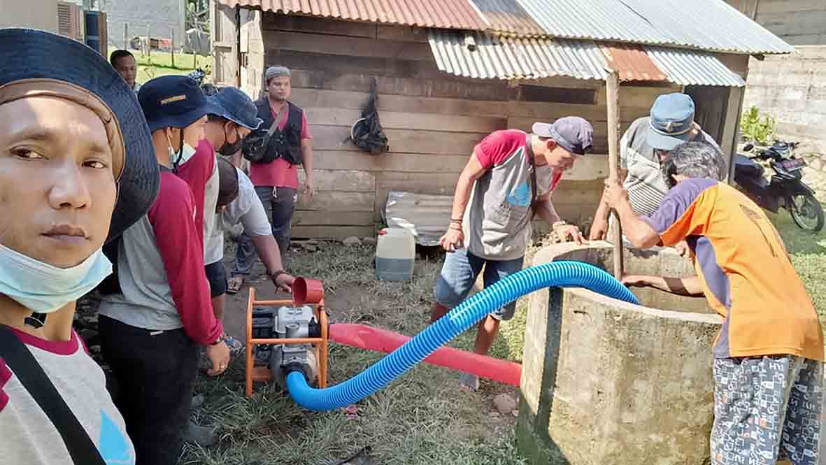 Pemkab Mukomuko Bantu Normalisasi Sumur Warga Terdampak Banjir