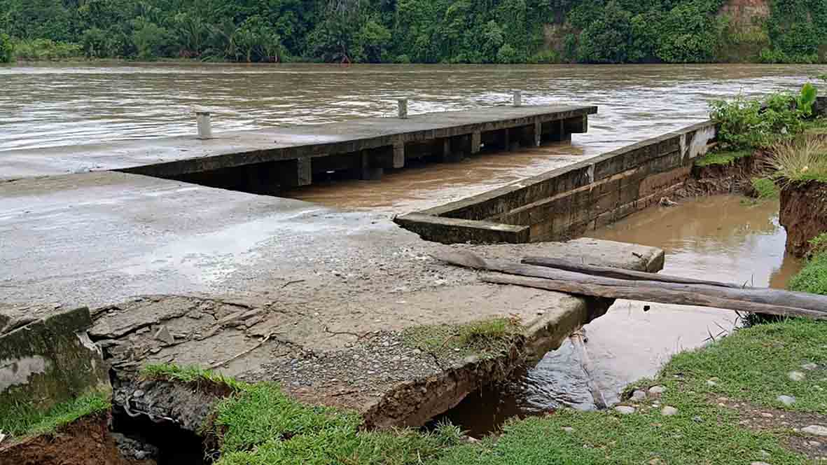 Pelapis Tebing TPI Pulau Makmur Ambruk