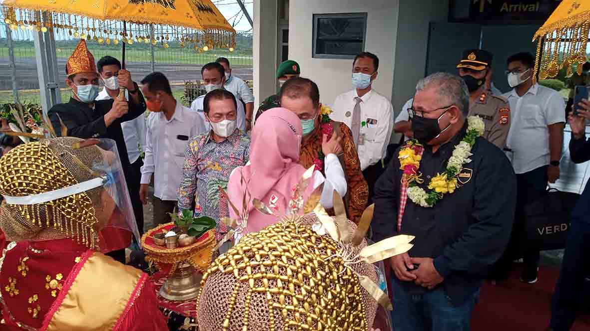 Bupati Kenakan Batik Tando Pusako, Sambut Rombongan Staf Presiden