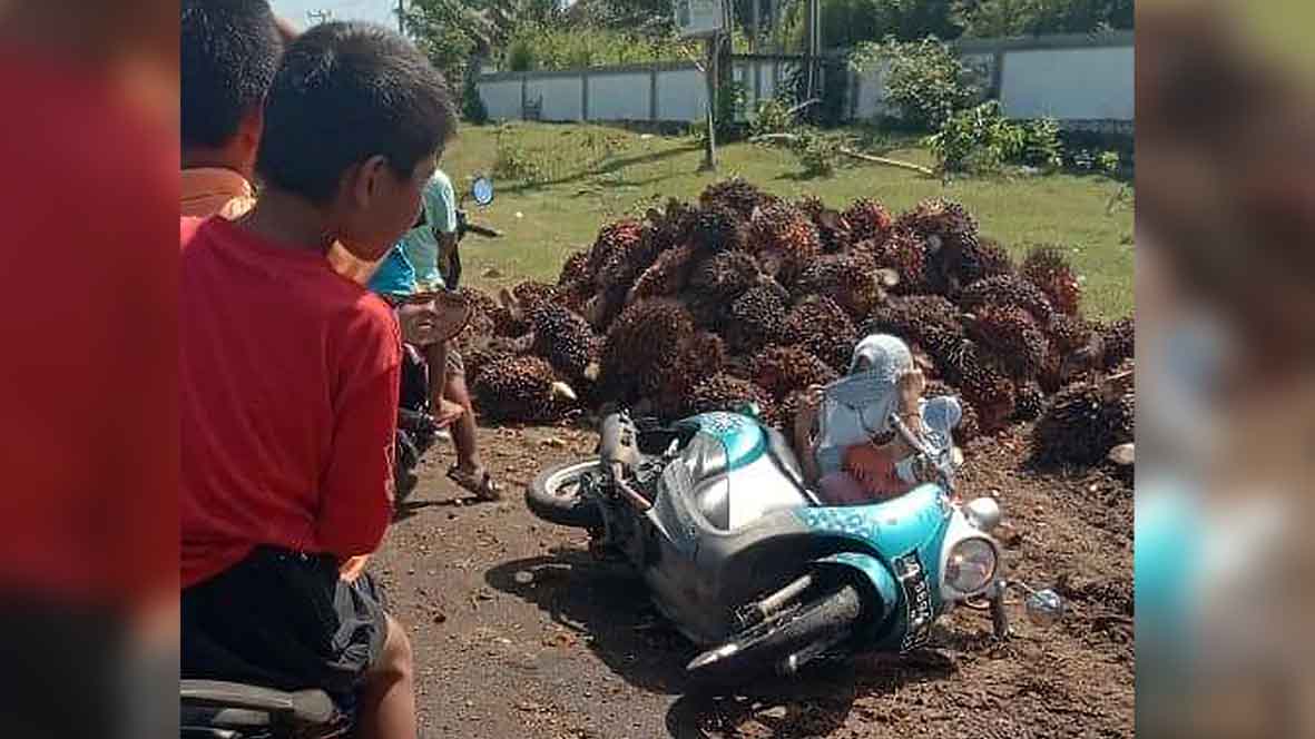 Berserakan ke Badan Jalan, Warga Pasar Mukomuko Resahkan Tumpukan Sawit