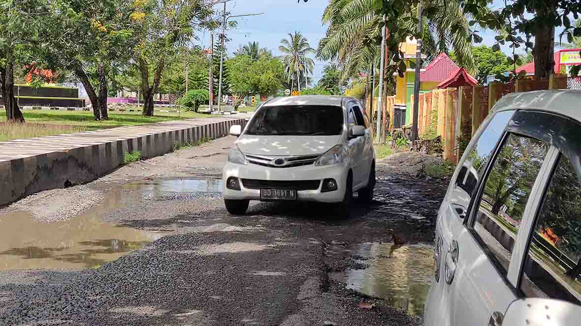 Beberapa Titik Ruas Jalan Dalam Kota Rusak Parah