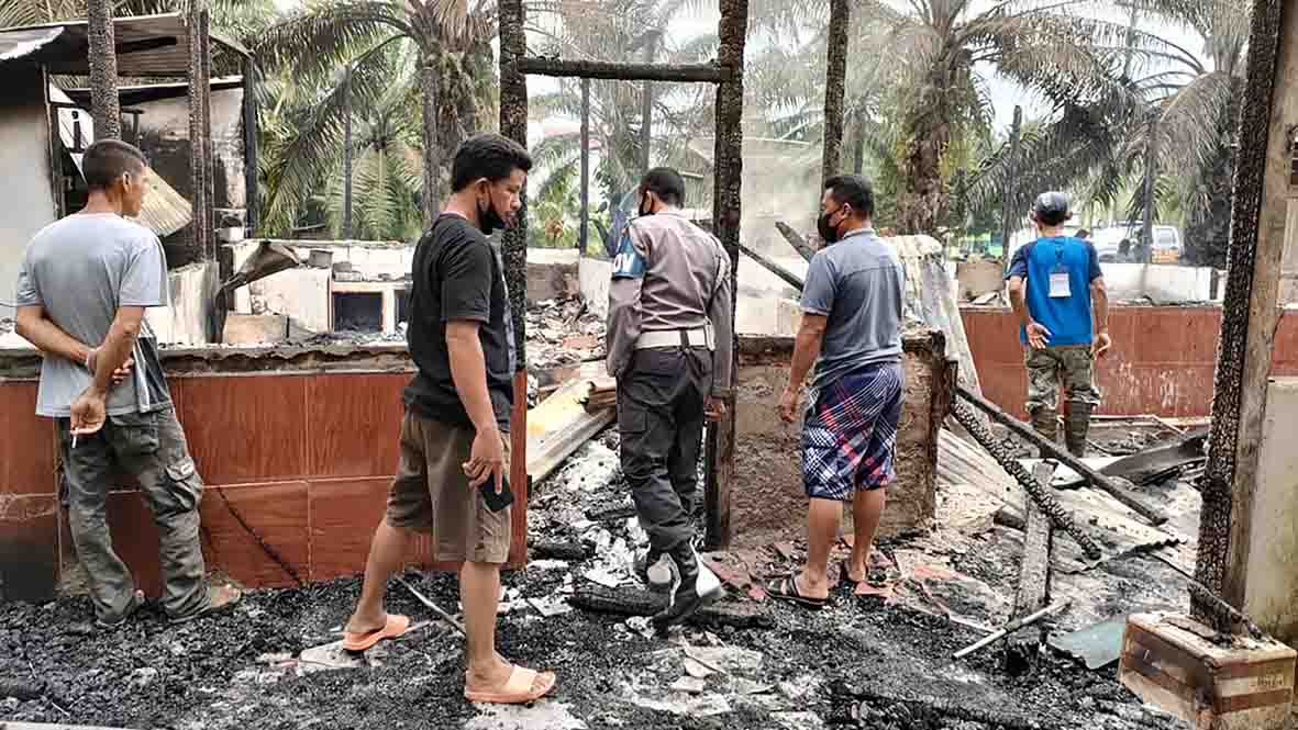 Suami Pulkam, Istri Bertandang Tidur, Rumah Terbakar