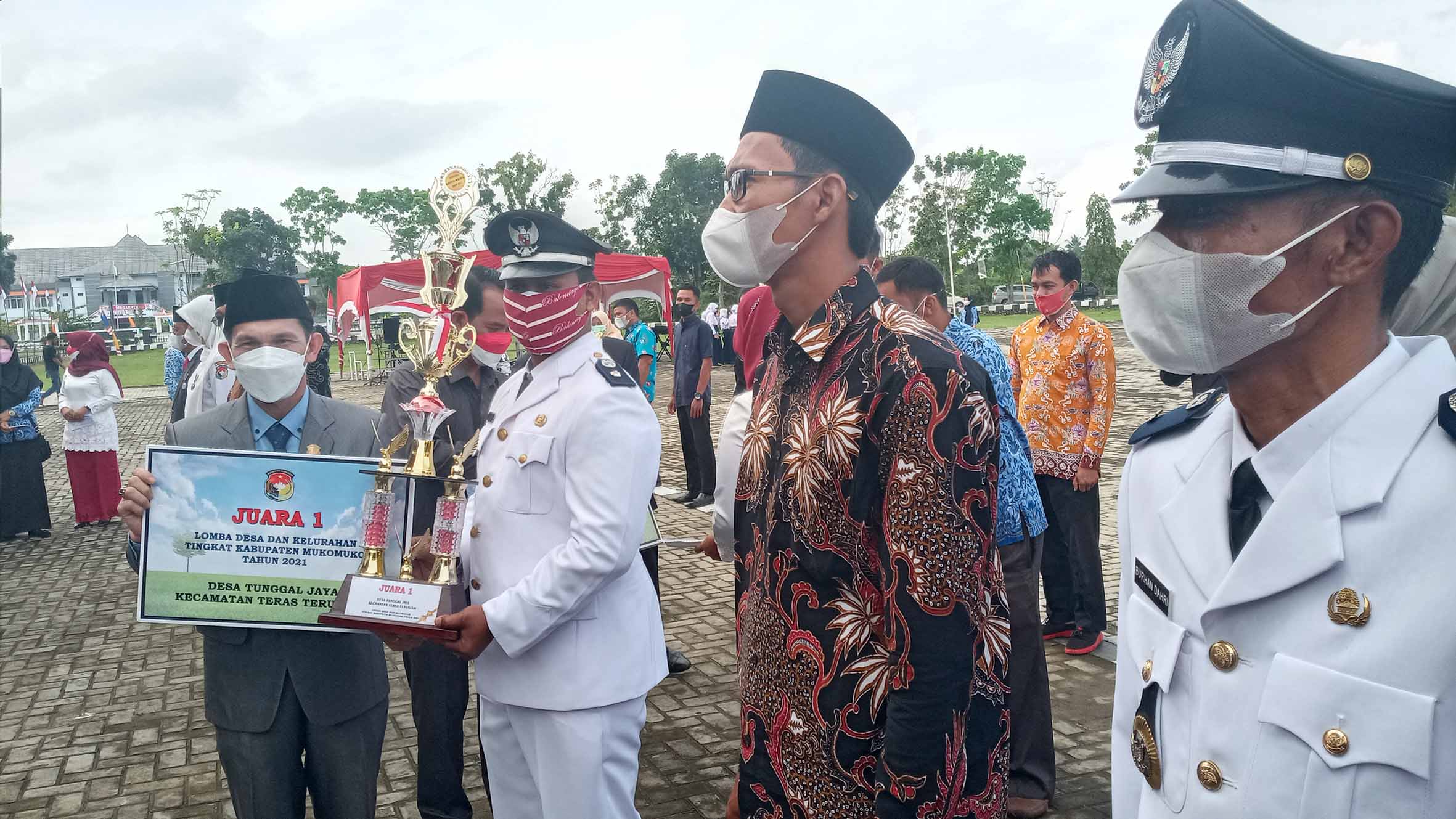 Pemkab Mukomuko Serahkan Hadiah Pemenang Lomba Desa 2021