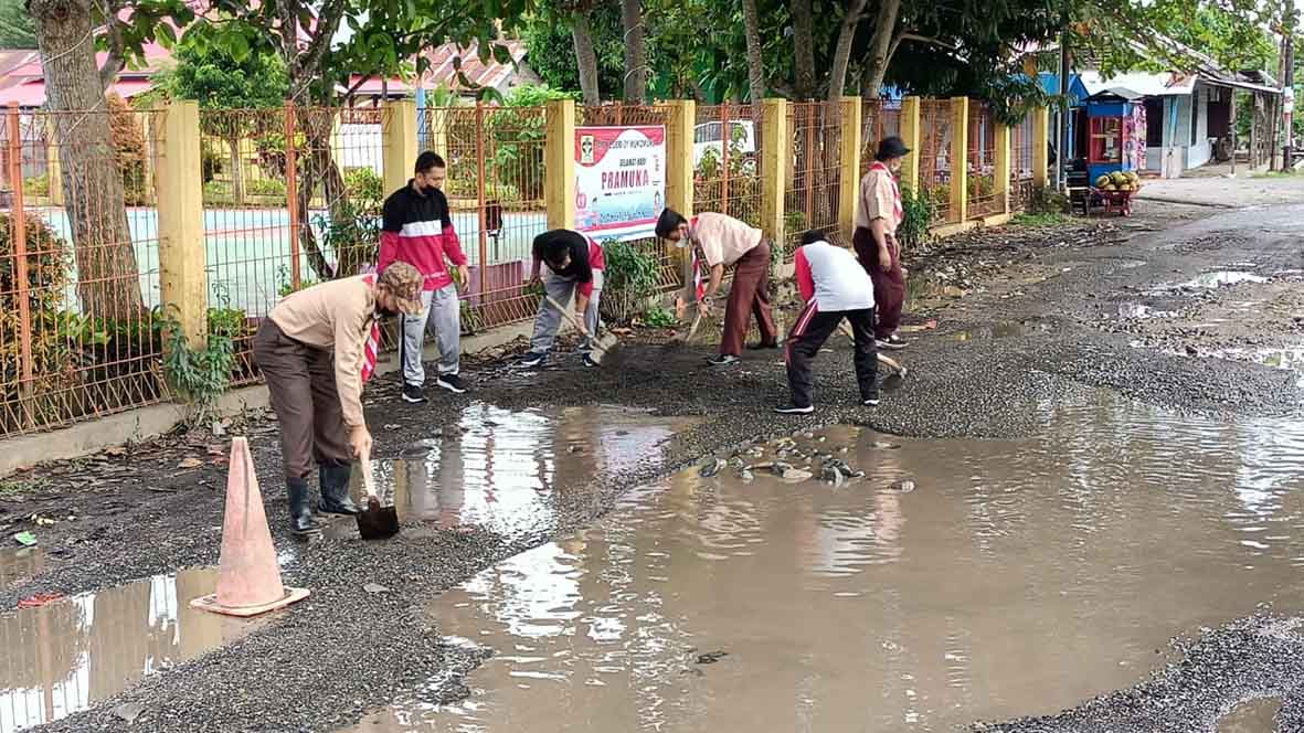 Peringati Hari Pramuka, SMPN 1 Mukomuko Timbun Jalan Rusak