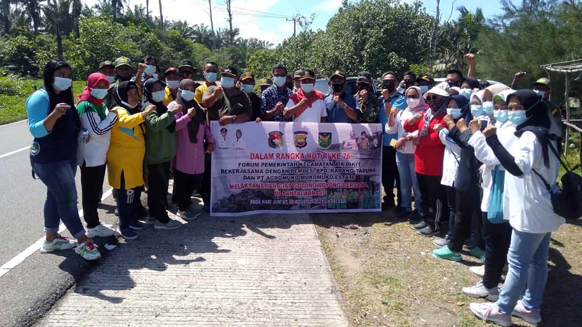 Sambut HUT RI Kecamatan Air Dikit Gelar Bersih Pantai