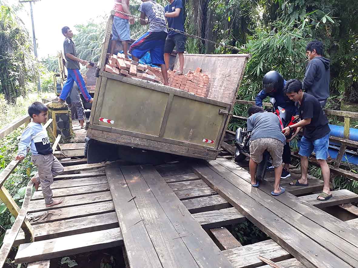 Truck Terperosok di Jembatan Sungai Aur