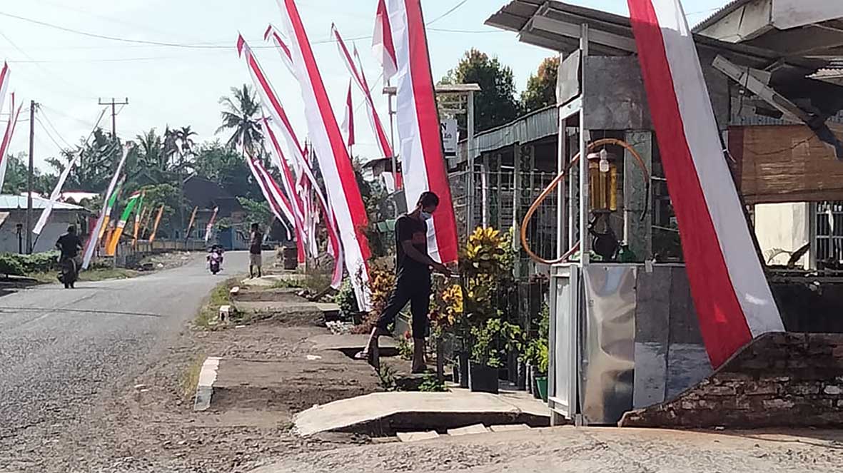 Warga Ranah Karya Kibarkan Bendera Merah Putih Serentak