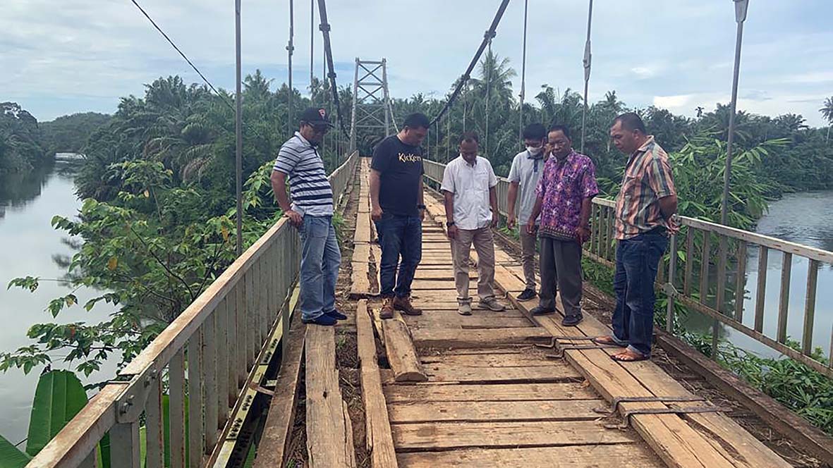 Bupati Tanggapi Keluhan Masyarakat, Ansori Ikut Turun Tangan Bantu Perbaiki Jalan