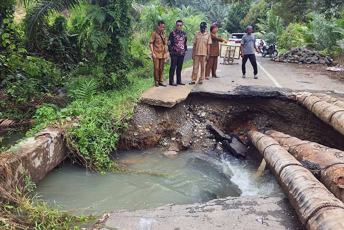 PUPR Mukomuko Bantu Tangani Sementara Jalan Provinsi