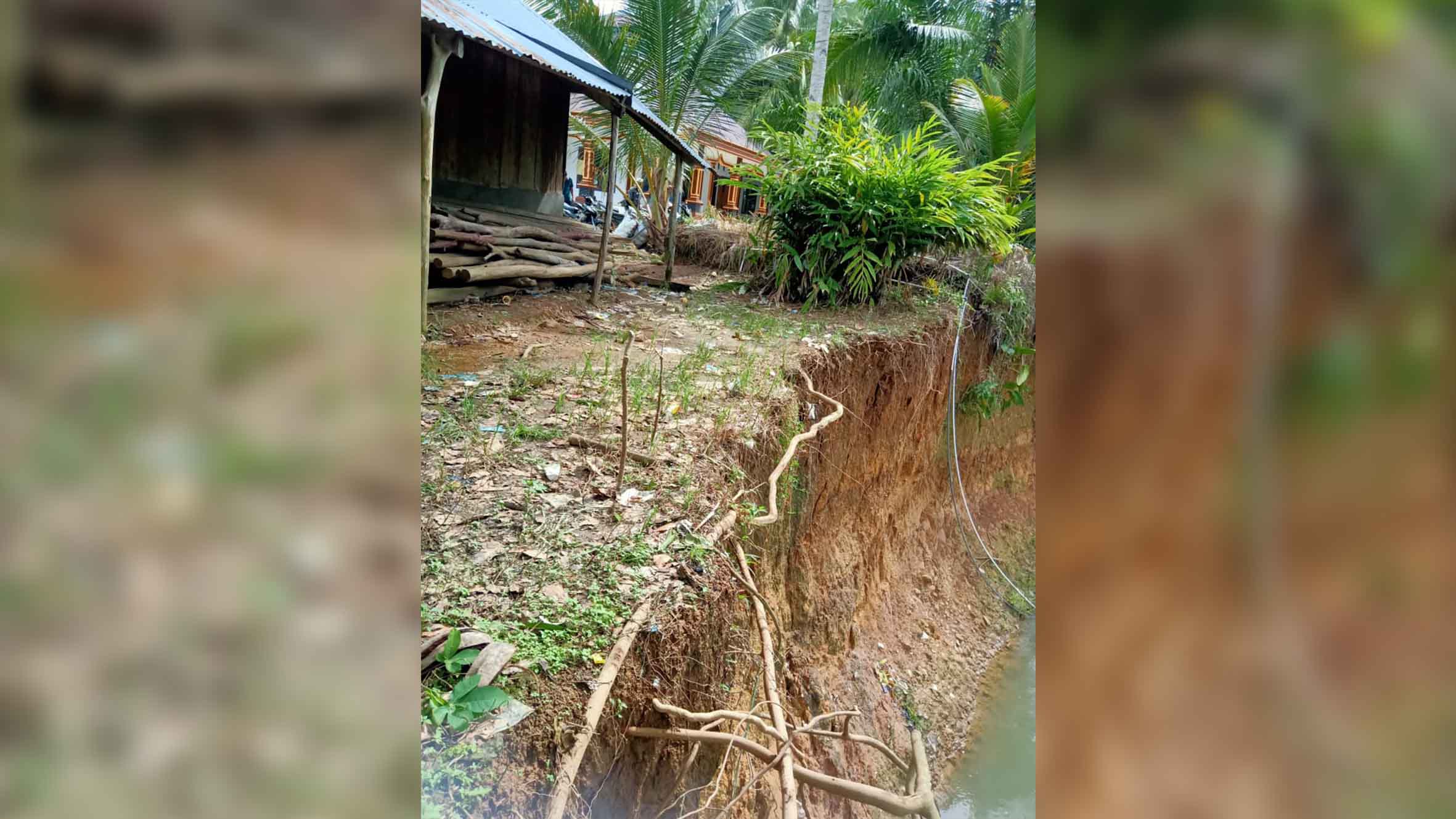 Rumah Penduduk Tunggang Terancam Erosi