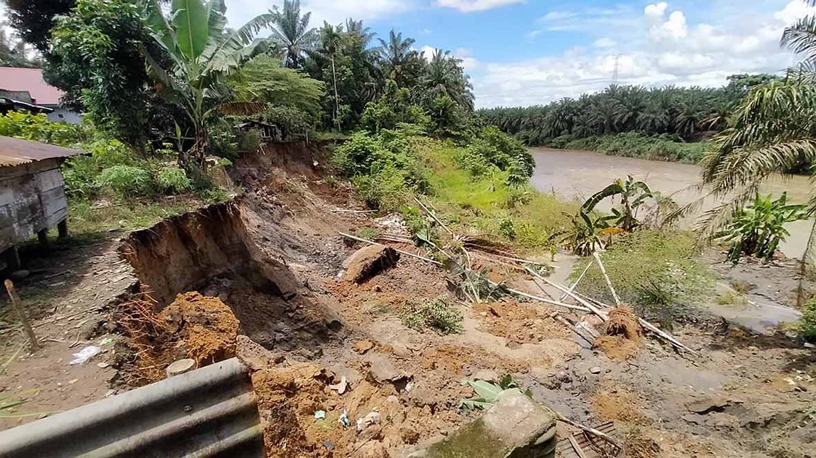 Longsor, Pemukiman Warga Arah Tiga Nyaris Terjun