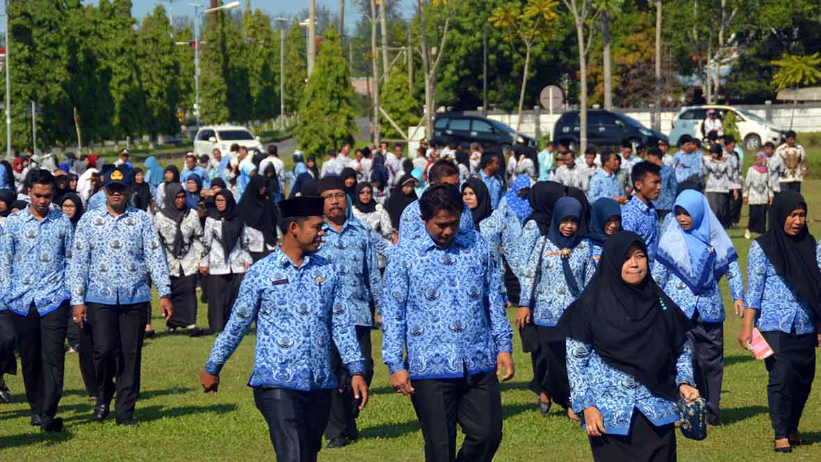 Besok PNS Tetap Masuk Kerja, Libur Tunda Rabu