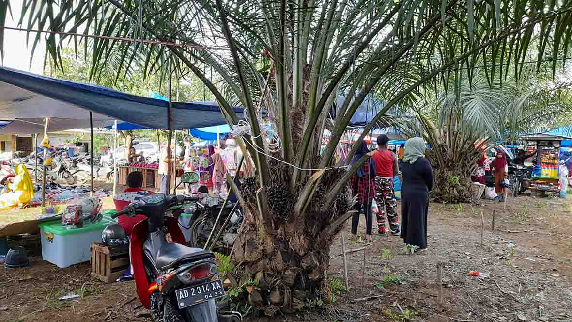 Pedagang Jualan di Kebun Sawit