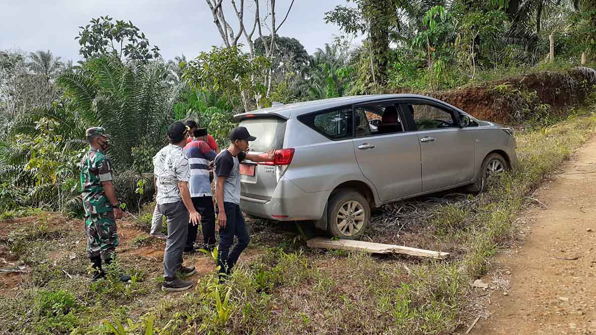 Sukseskan Vaksinasi, Mobil Kadis Nyaris Masuk Jurang