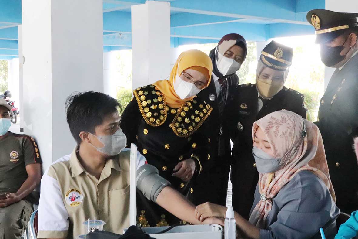 PNS Keberatan Dibebankan Bawa Lima Warga Vaksin