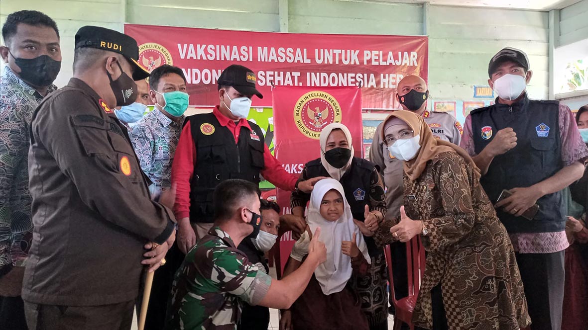 Bersama FKPD, BIN Bengkulu Vaksinasi Ribuan Pelajar Usia 6 – 11 Tahun di Mukomuko