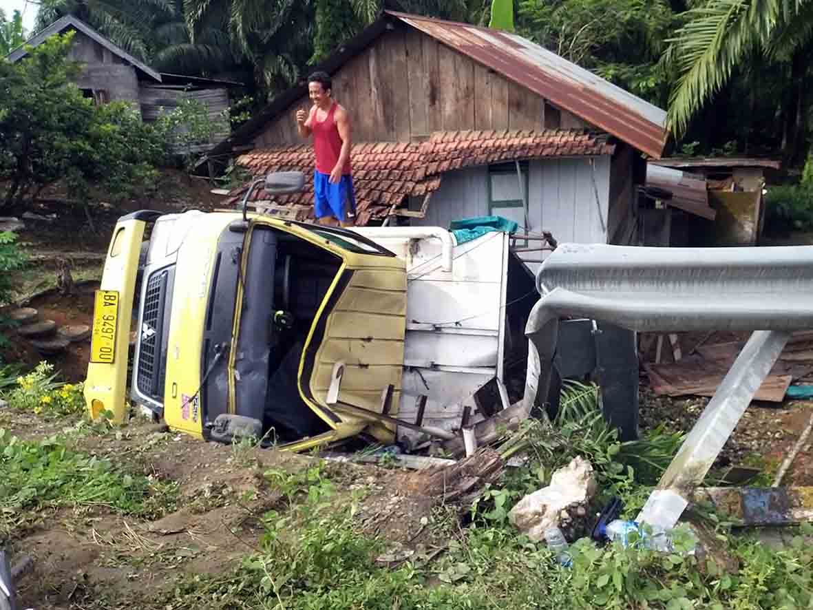 Tabrak Quardrail, Truk Bermuatan Pisang Nyungsep Hantam Rumah Warga