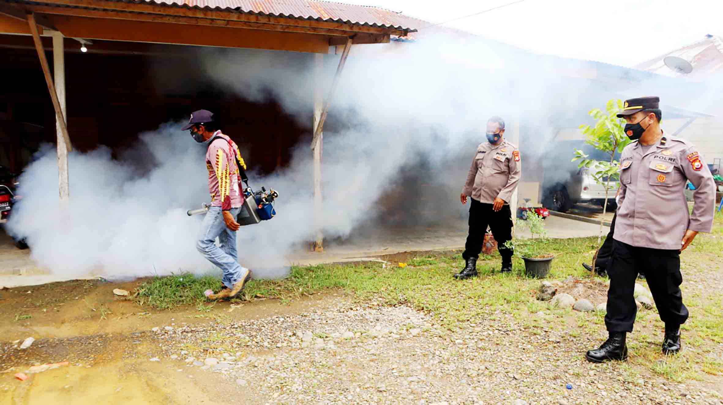 Cegah DBD, Asrama Polres Mukomuko Disemprot Insektisida