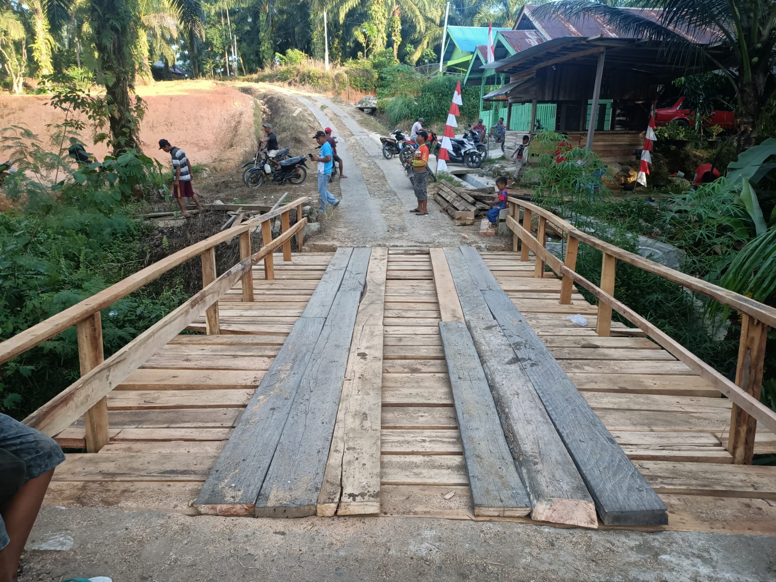 Kompak, Warga Tri Jaya Goro Perbaikan Jembatan