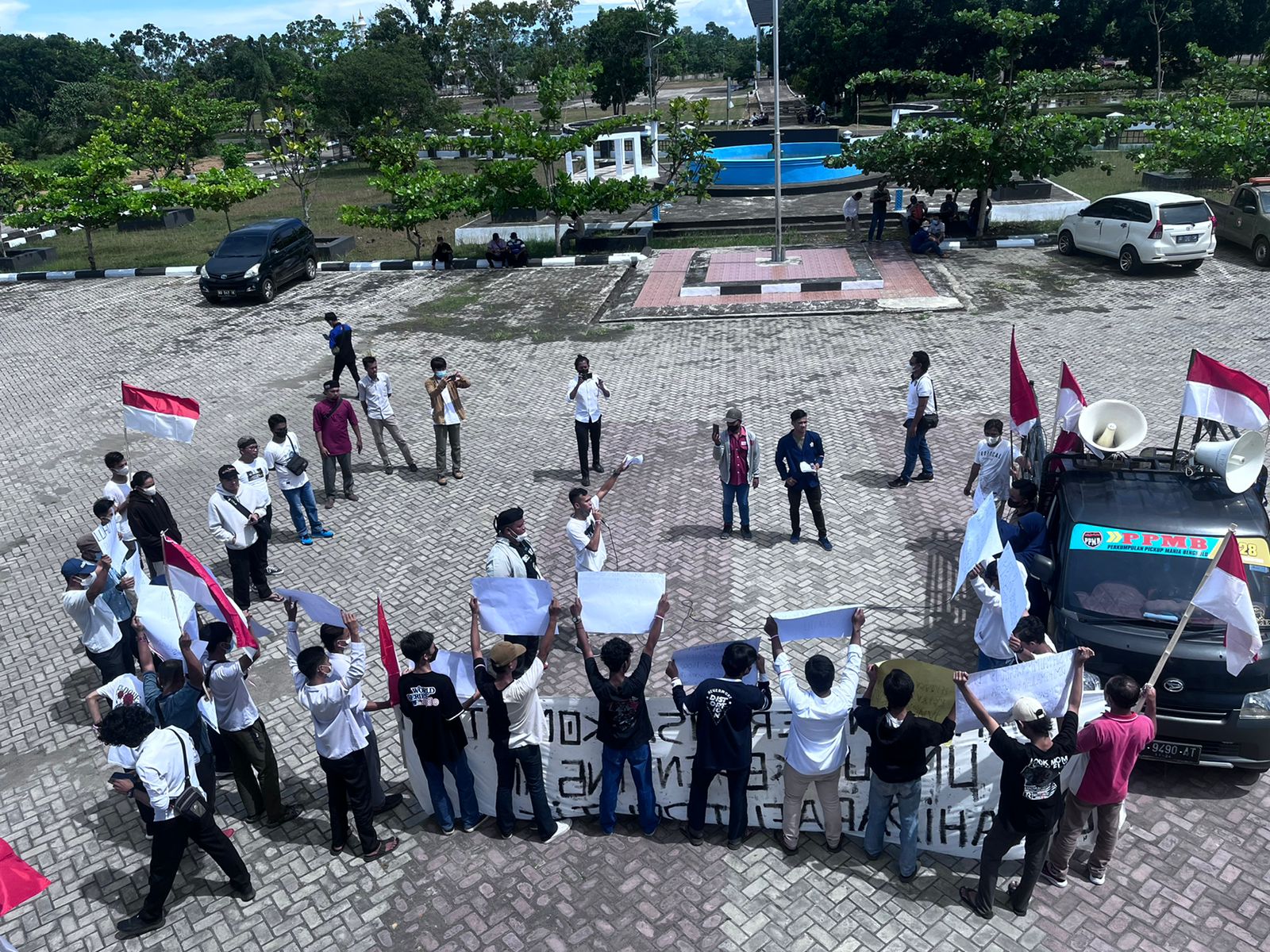 Geruduk DPRD, Demonstran Titip Piagam Kegagalan untuk Jokowi – Ma’ruf Amin