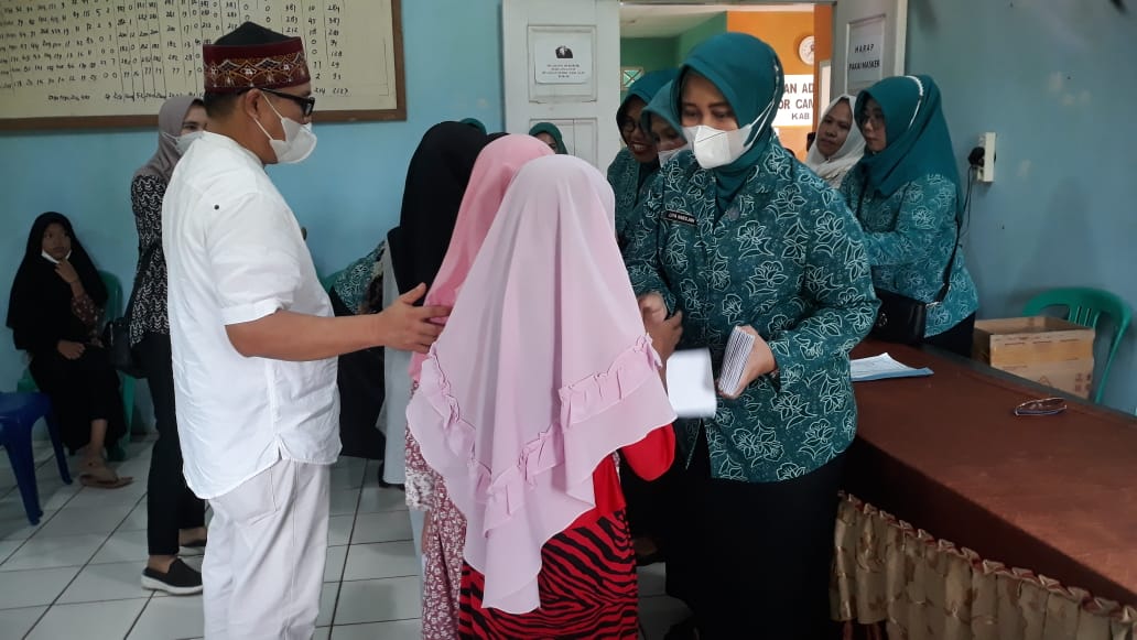 Ketua TP PKK Berbagi Takjil dan Santuni Anak Yatim di Teramang Jaya