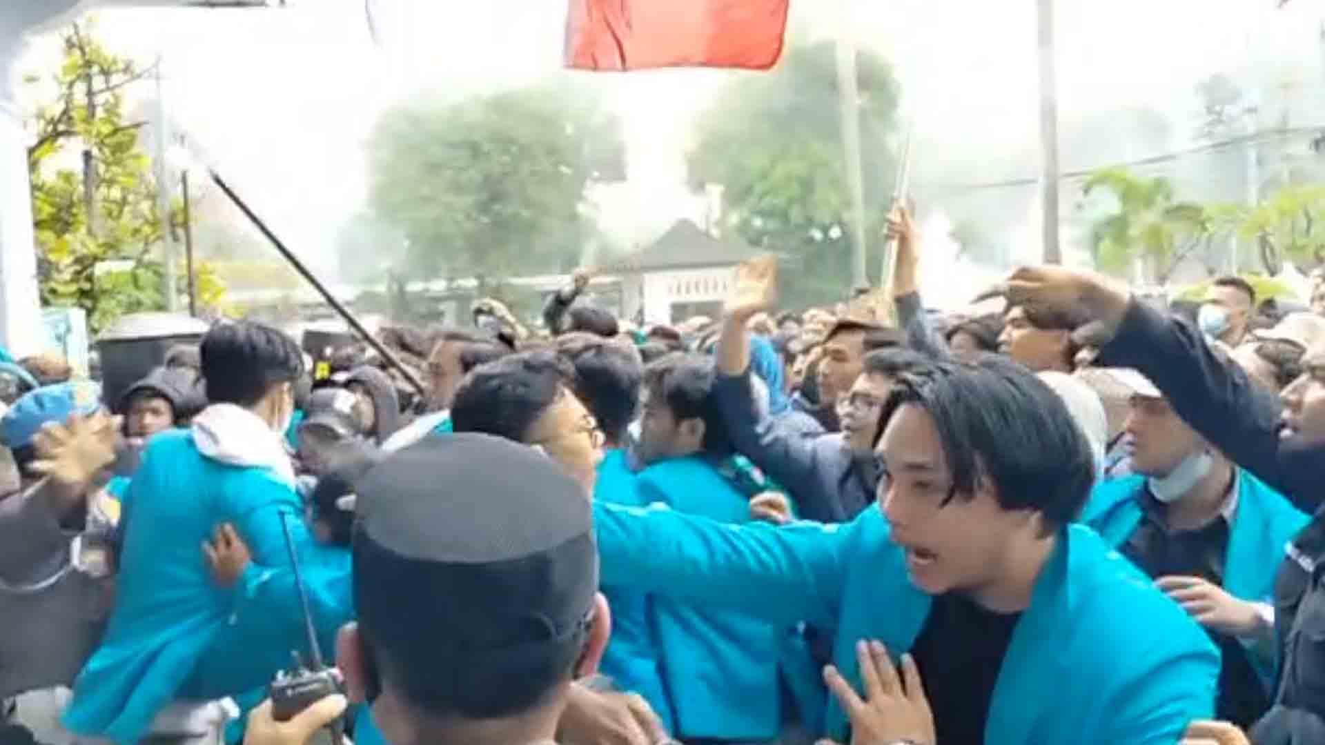 Demo Mahasiswa Tolak Wacana Jabatan Presiden Tiga Periode Ricuh