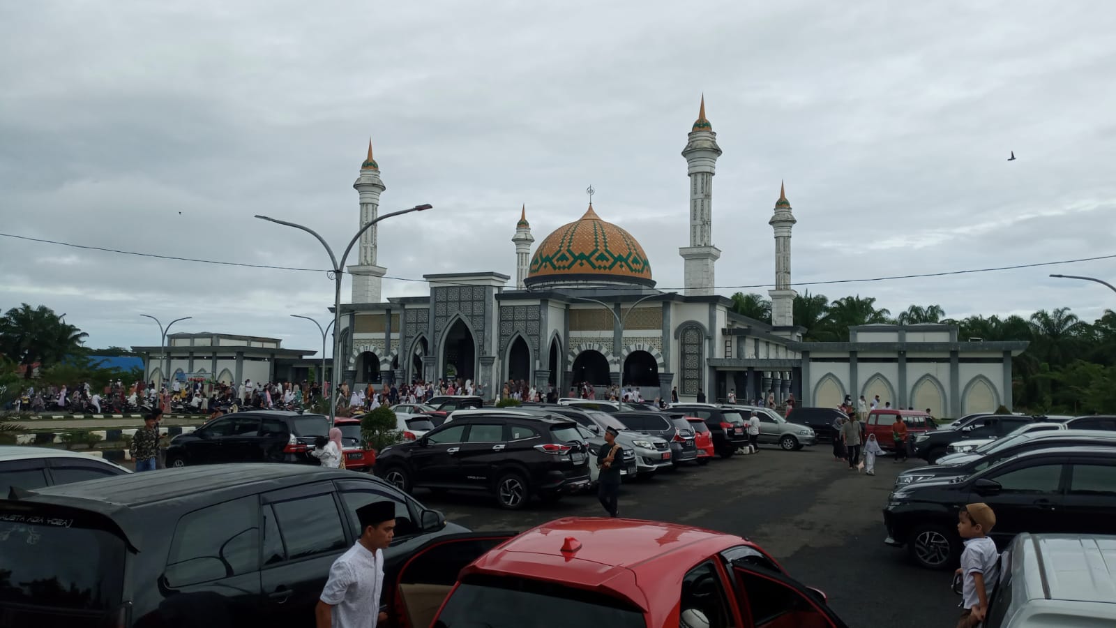 Shalat Idul Fitri di Masjid Agung, Pj Sekda Sampaikan Salam Maaf Pemkab Mukomuko